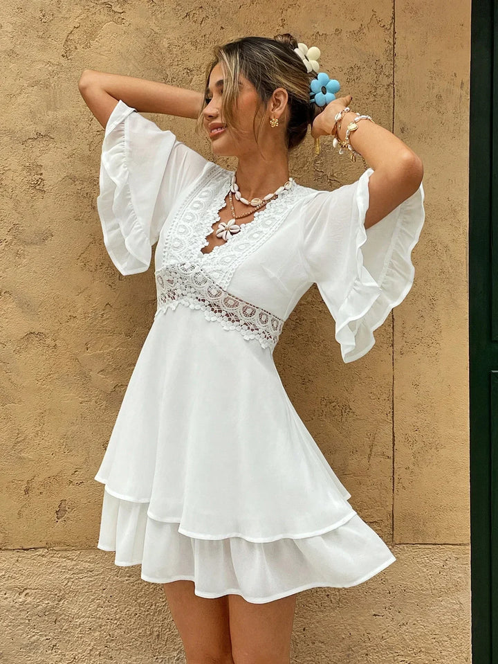 Witte Boho-zomerjurk met kant en volant – V-hals & losse pasvorm | Zendoo