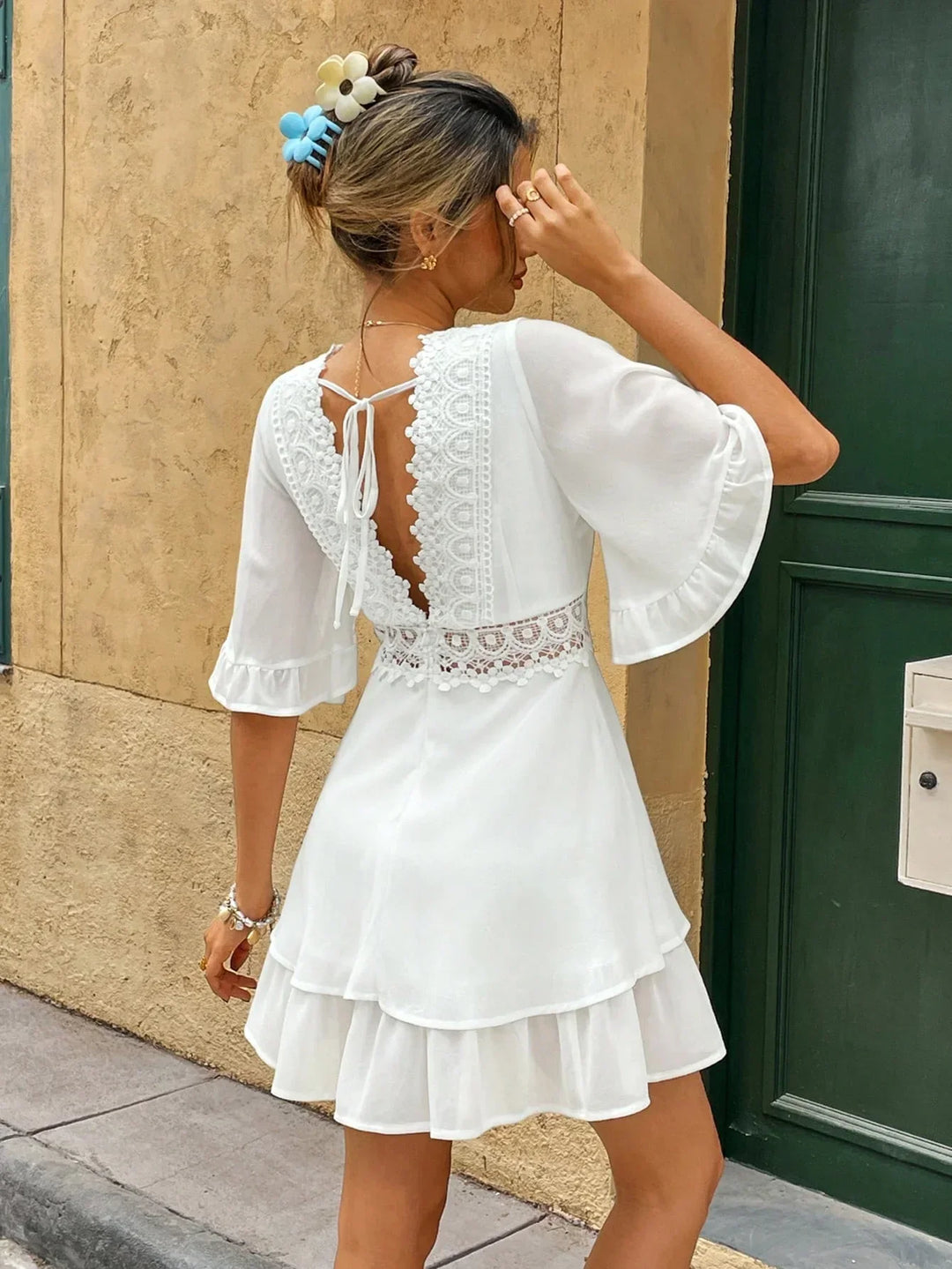 Witte Boho-zomerjurk met kant en volant – V-hals & losse pasvorm | Zendoo