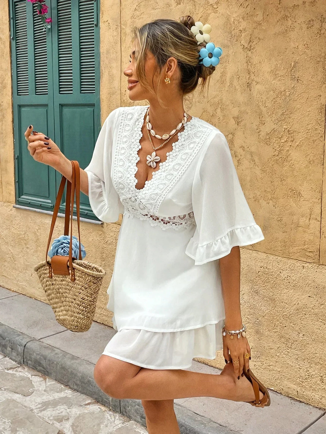 Witte Boho-zomerjurk met kant en volant – V-hals & losse pasvorm | Zendoo